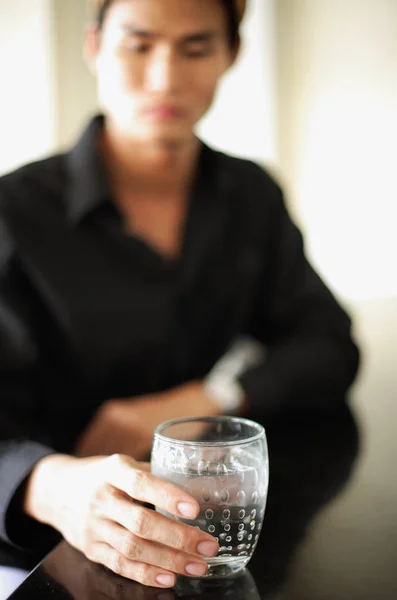 Man anläggningen drink — Stockfoto