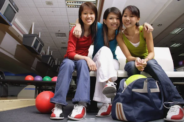 Femmes au bowling — Photo