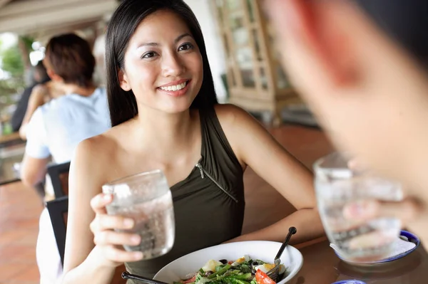 Coppia che mangia in ristorante — Foto Stock