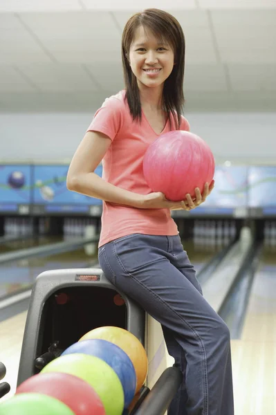 Kvinna med bowlingklot — Stockfoto