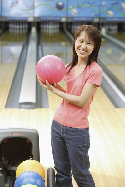 Frau mit Bowlingkugel — Stockfoto