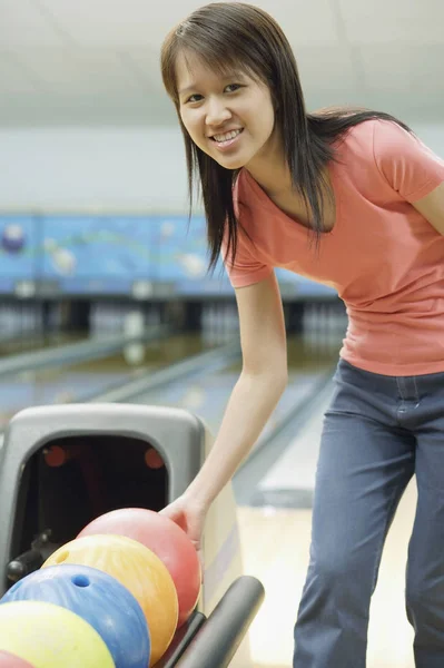 Frau mit Bowlingkugel — Stockfoto