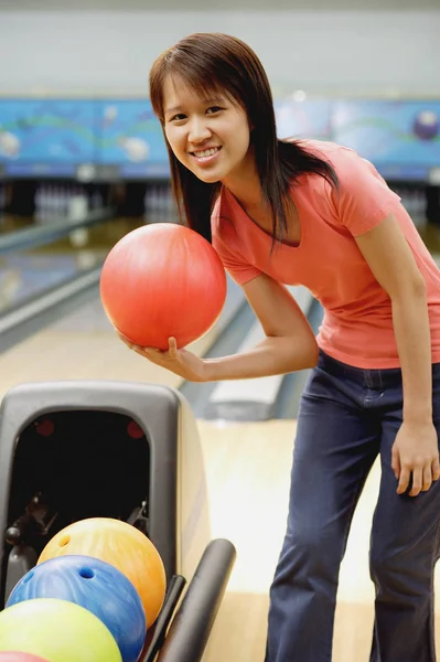 Mulher com bola de boliche — Fotografia de Stock