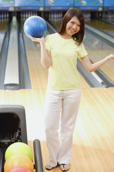 Mulher segurando bola de bowling — Fotografia de Stock
