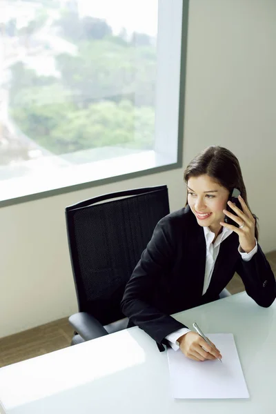 Empresaria sentada a la mesa — Foto de Stock