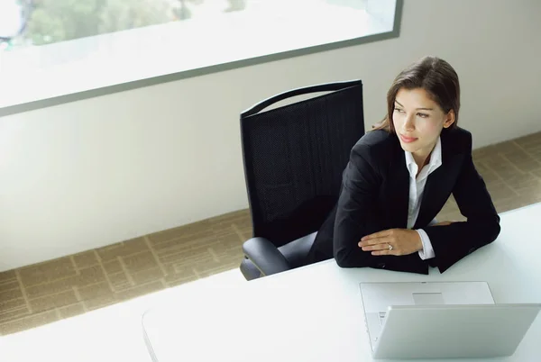 Empresaria sentada a la mesa — Foto de Stock