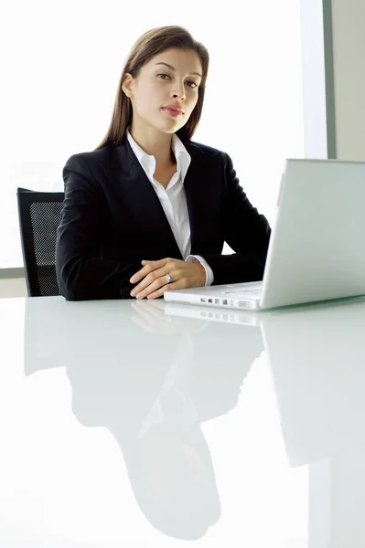 Businesswoman sitting at table — Stock Photo, Image