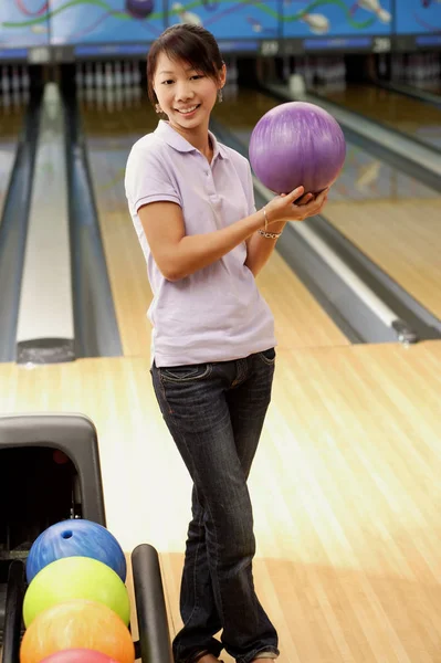 Жінка тримає м'яч для боулінгу — стокове фото