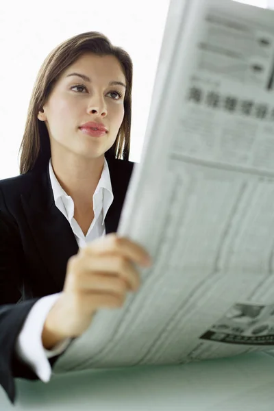 Mujer de negocios con periódico — Foto de Stock