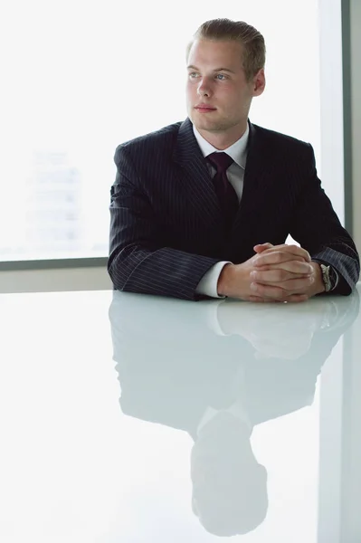 Hombre de negocios sentado en la mesa — Foto de Stock