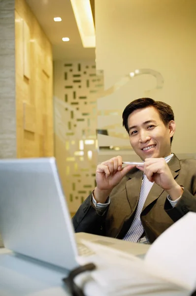 Uomo d'affari che utilizza laptop — Foto Stock