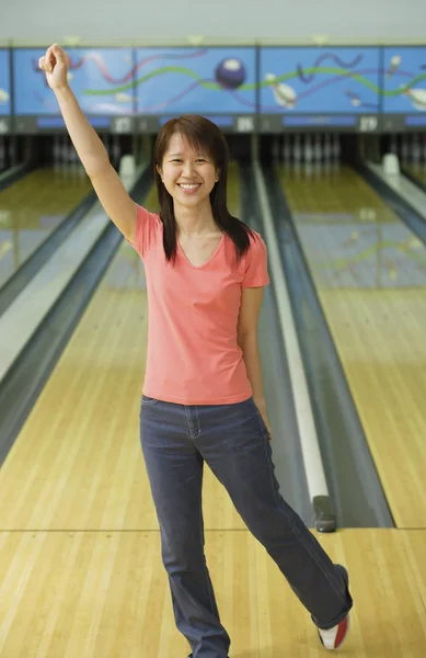 Frau mit Bowlingkugel — Stockfoto