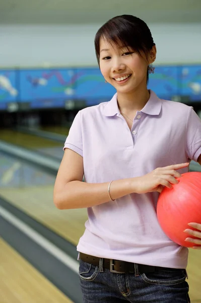 Mulher em Bowling Alley — Fotografia de Stock