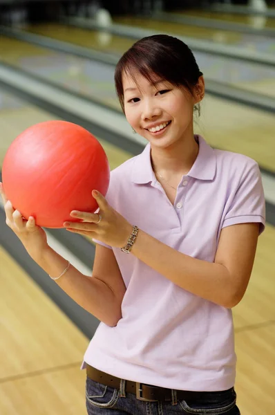 Mujer con bola de bolos — Foto de Stock