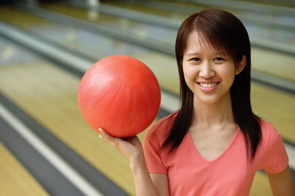 Жінка з кулькою для боулінгу — стокове фото