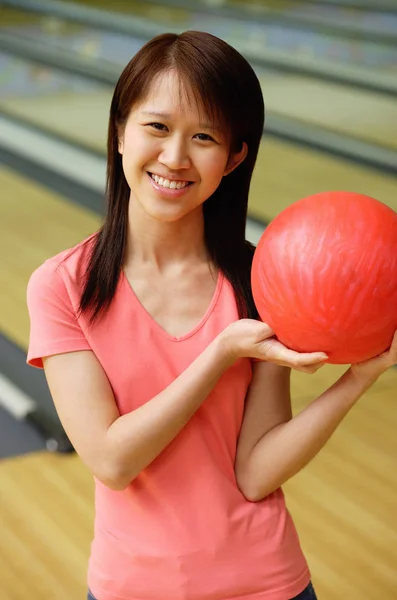 Nő a bowling golyót — Stock Fotó