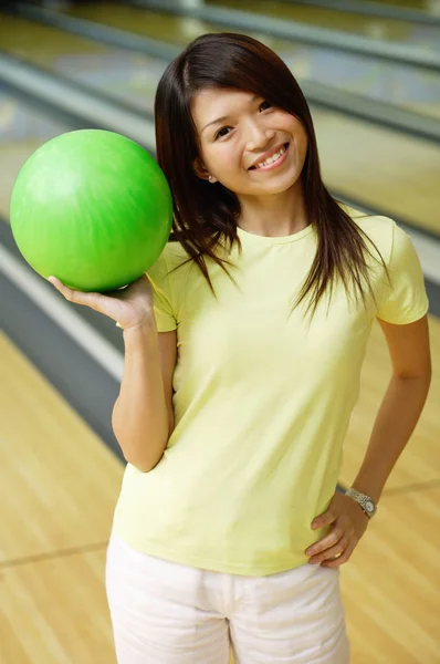 Mujer con bola de bolos verde — Foto de Stock