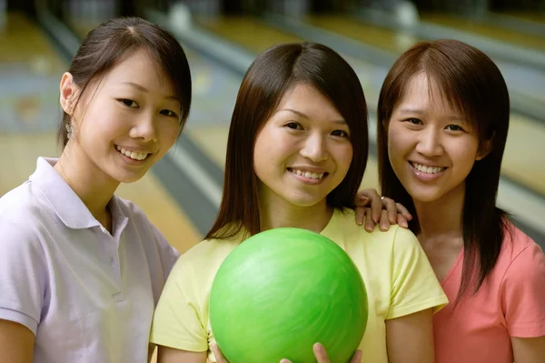 Donne nella pista da bowling — Foto Stock