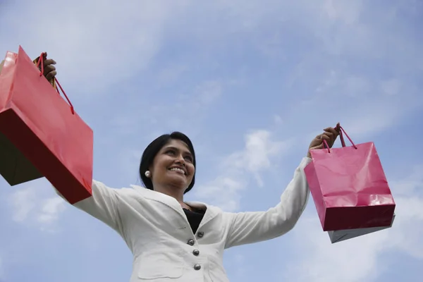 Kvinna med shoppingväskor — Stockfoto
