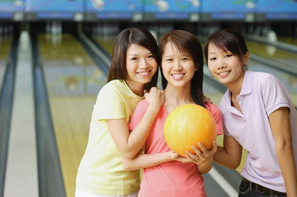 Mulheres no salão de bowling — Fotografia de Stock