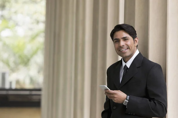 Empresario de traje mirando hacia arriba —  Fotos de Stock