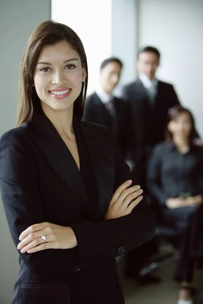 Empresaria con los brazos cruzados — Foto de Stock