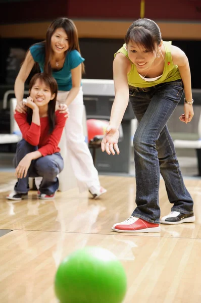 Donne nella pista da bowling — Foto Stock