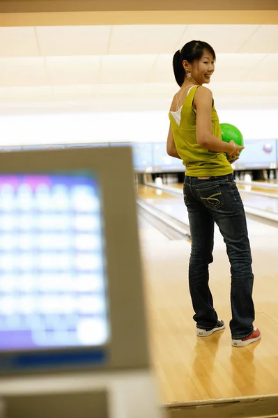 Kvinnan att välja bowlingklot — Stockfoto