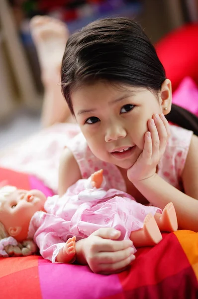 Bebek ile genç kız — Stok fotoğraf