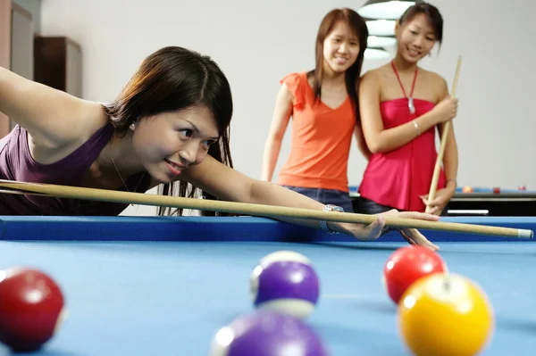 Vrouwen spelen snooker — Stockfoto