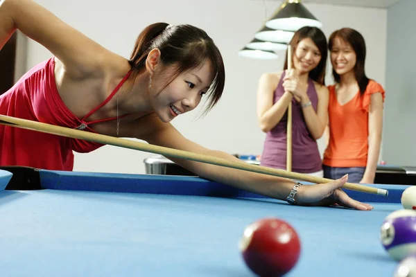 Vrouwen pool spelen — Stockfoto