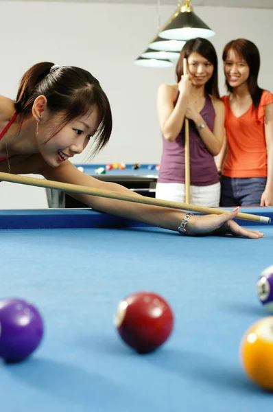 Mulheres a jogar bilhar — Fotografia de Stock