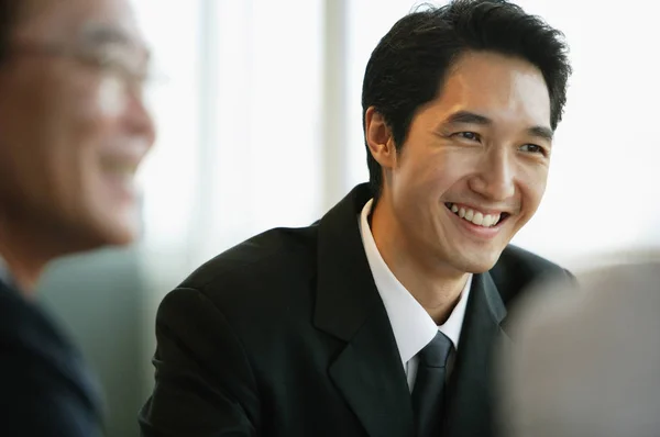 Empresarios sonriendo, enfoque selectivo — Foto de Stock