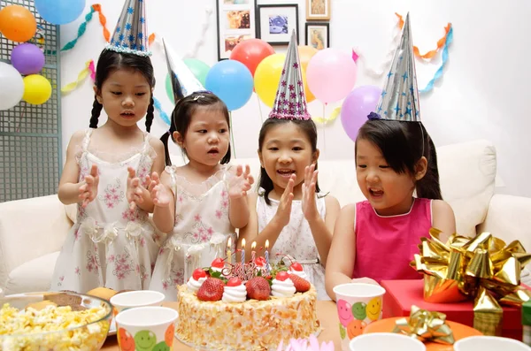 Niñas celebrando un cumpleaños — Foto de Stock