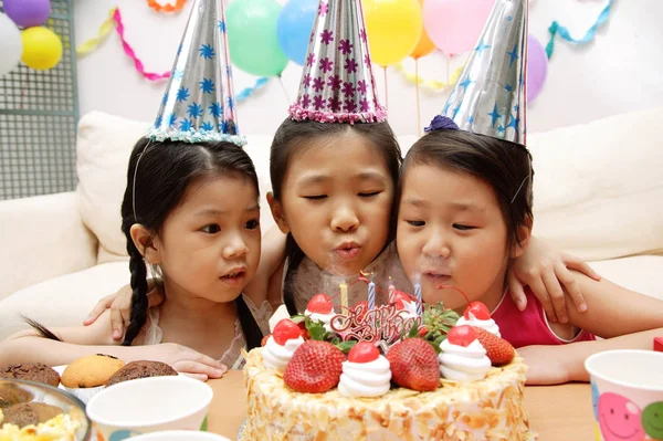 Niñas celebrando un cumpleaños — Foto de Stock