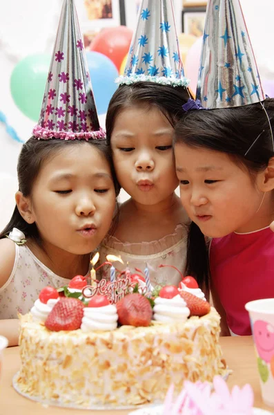 Niñas celebrando un cumpleaños — Foto de Stock