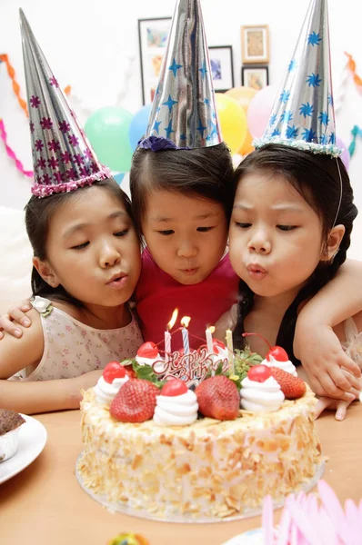 Küçük kız bir doğum günü kutluyor — Stok fotoğraf