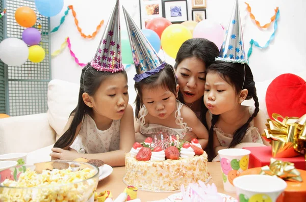 Familia celebrando cumpleaños — Foto de Stock