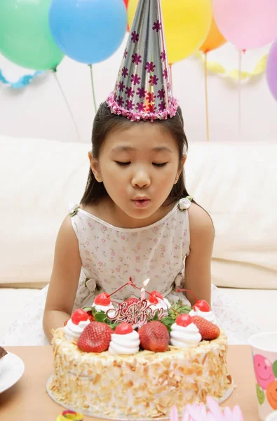 Chica soplando vela — Foto de Stock