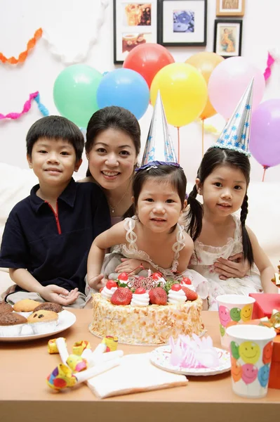 Familia celebrando cumpleaños — Foto de Stock