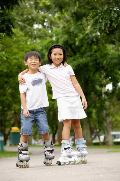 Asijské děti na kolečkových bruslích — Stock fotografie