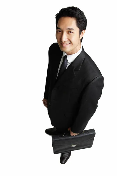 Бизнесмен с портфелем, улыбающийся — стоковое фото