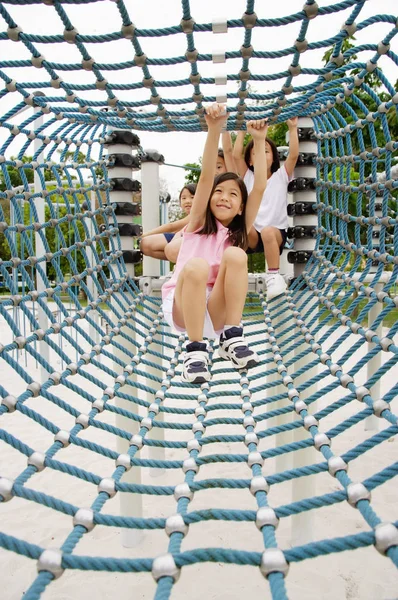 Quatro raparigas no parque infantil — Fotografia de Stock