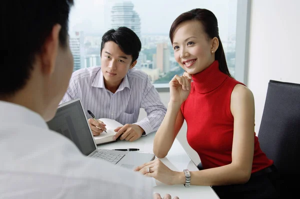 Ejecutivos discutiendo — Foto de Stock