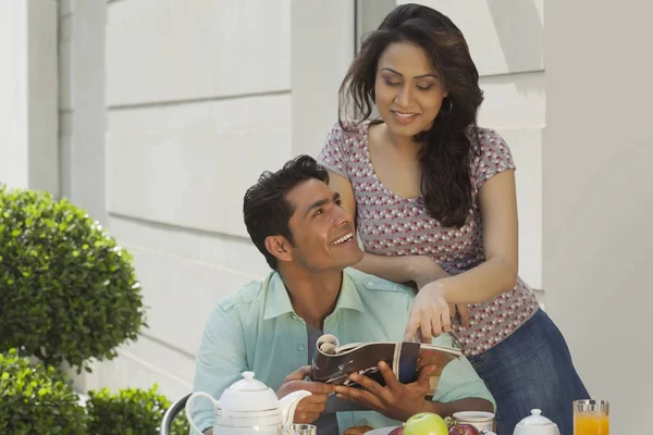 Pareja en la mesa de desayuno en el jardín — Foto de Stock