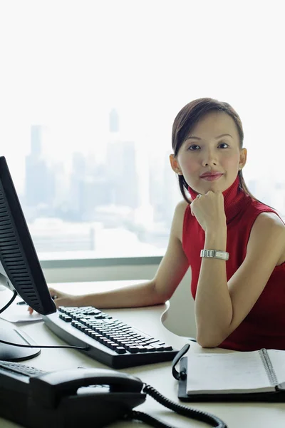 Mujer sentada ejecutiva en el escritorio — Foto de Stock