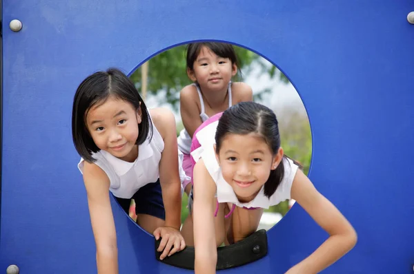 Asiático Chicas en parque infantil — Foto de Stock