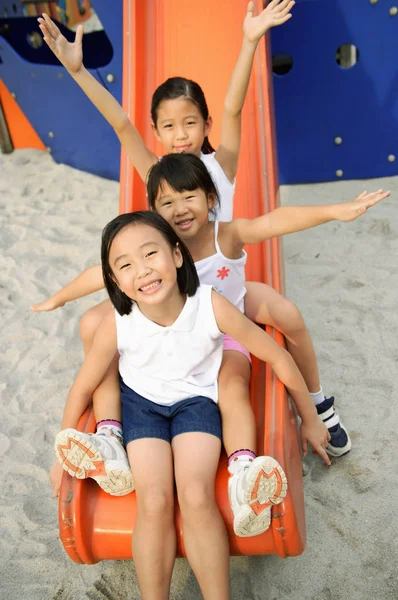 Aziatische meisjes in de speeltuin — Stockfoto