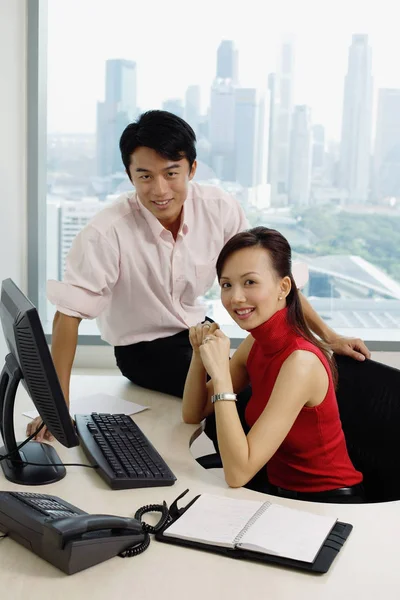 Executivos no escritório procurando câmera — Fotografia de Stock