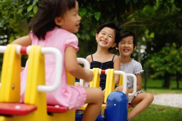 Jovens meninas brincando em seesaw — Fotografia de Stock